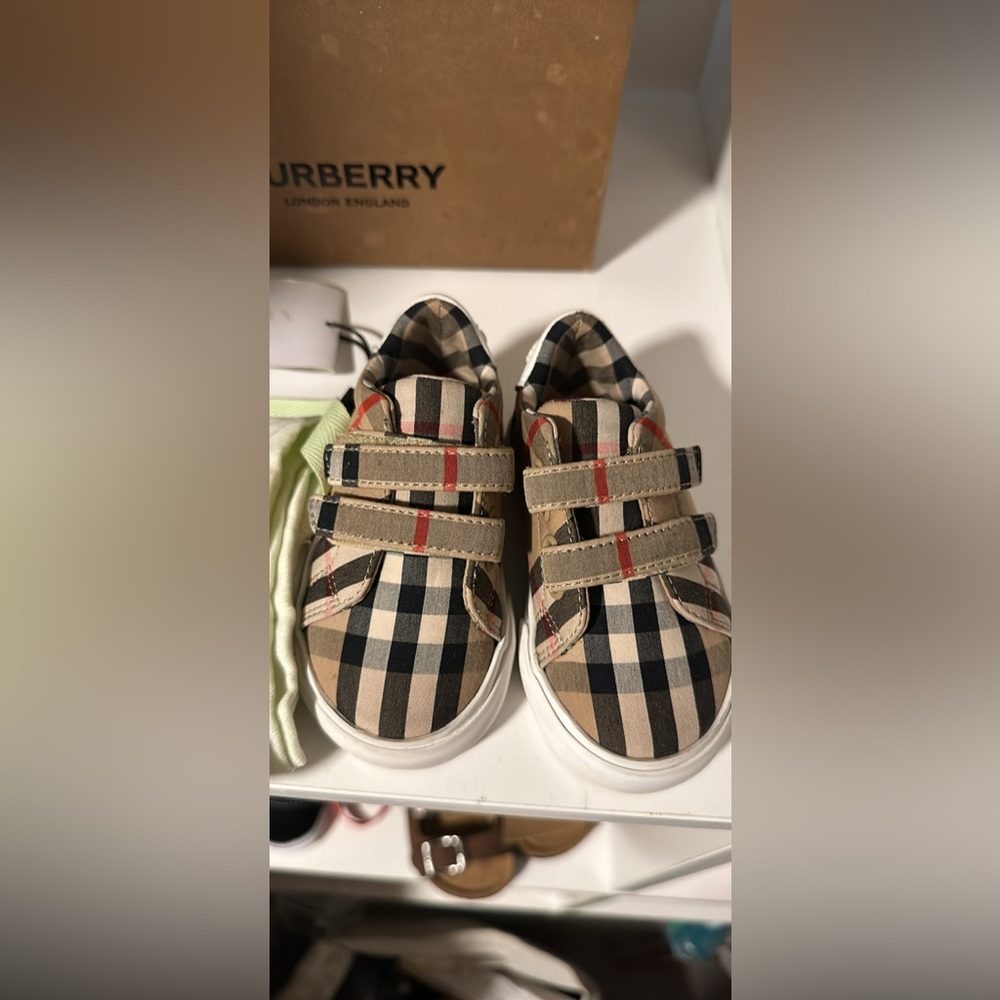 Burberry baby shoes